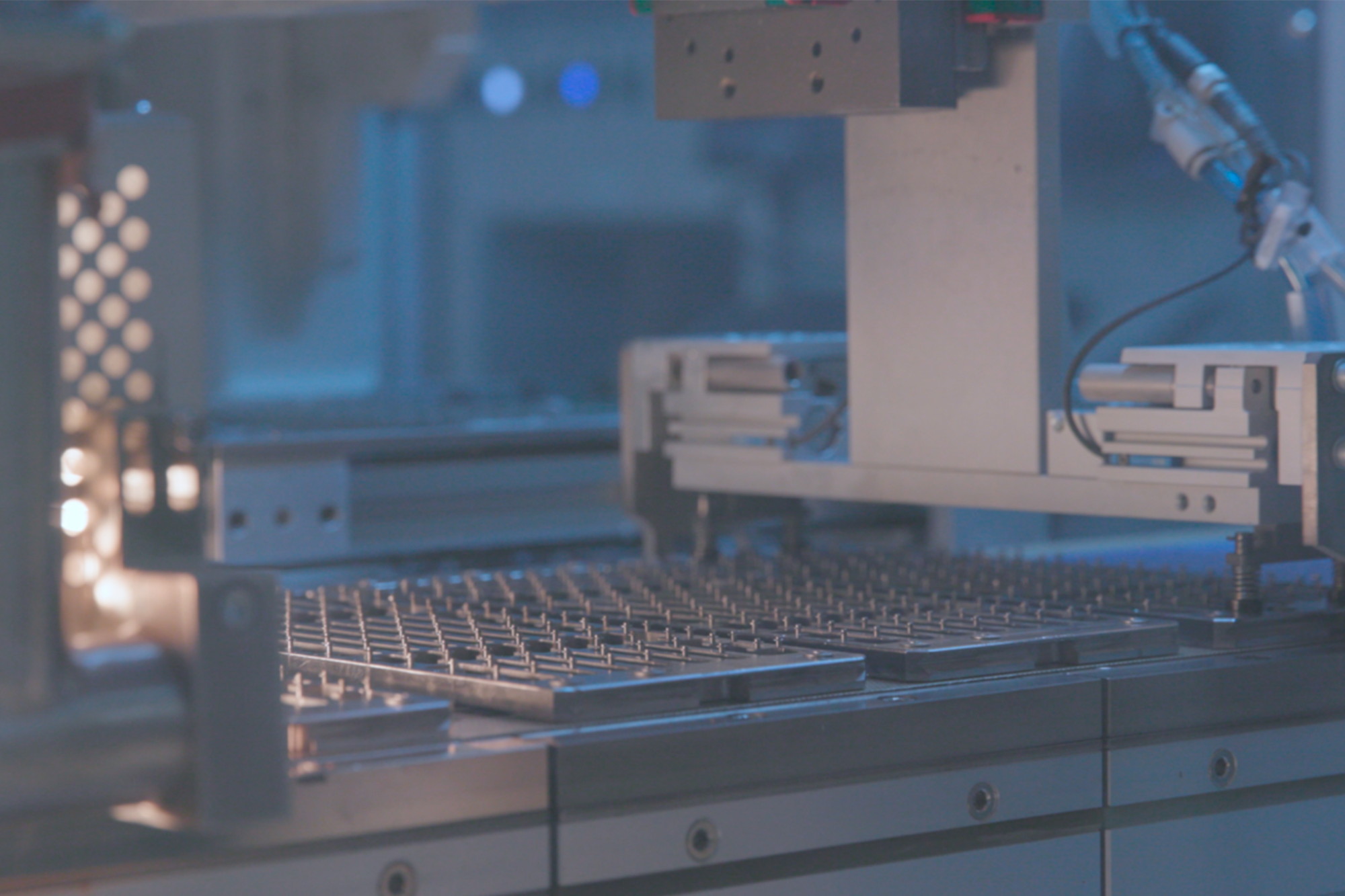 Mondragon Assembly avanza en las líneas de producción de paneles solares personalizadas